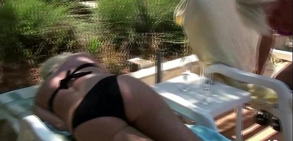  Deutsche Reife Schlampen ficken Jungspund im Urlaub am Pool - German MILF